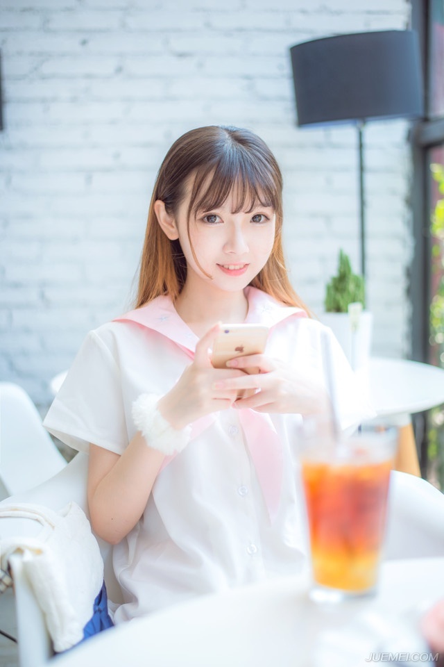 “那你待如何？”人群中，突然响起一声闷哼，众人回头看去，却见张任披盔带甲，手持长枪，在几名士卒警惕的看管下，缓步上前，一股浓浓的压迫感散发出来，让周围一群世家不由自主的退开几步。